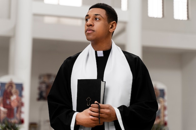 Foto gratuita joven de tiro medio en la iglesia