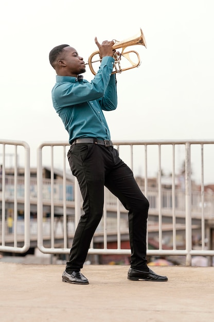 Joven tocando música en el día del jazz