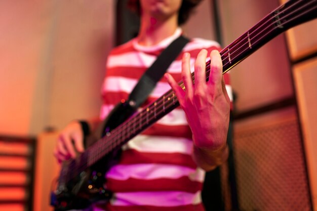 Joven tocando música de guitarra en un evento local