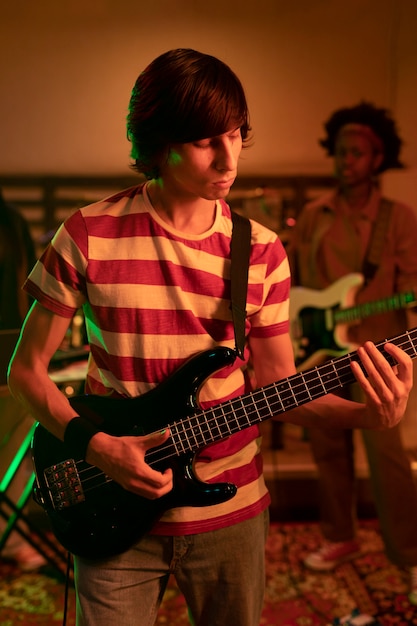 Joven tocando música de guitarra en un evento local