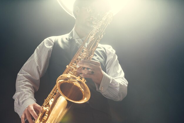 Joven tocando el saxofón