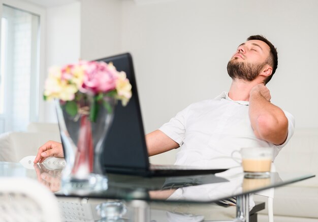 Joven tomando un descanso para relajarse en la oficina