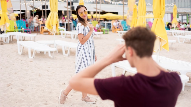 Foto gratuita joven tomando una foto de niña