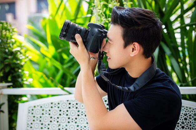 Joven tomando fotografía con feliz