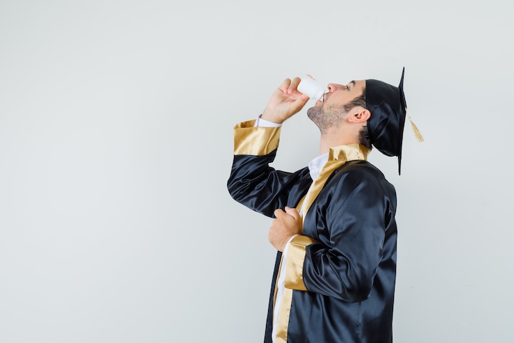 Foto gratuito joven tomando pastillas en uniforme de posgrado.