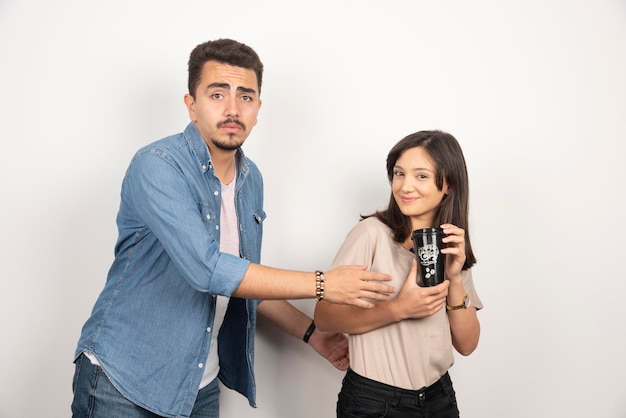 Foto gratuita joven tomando una taza de café de niña.