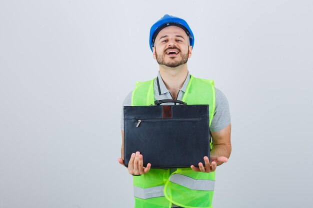 Un joven trabajador de la construcción con un casco de seguridad