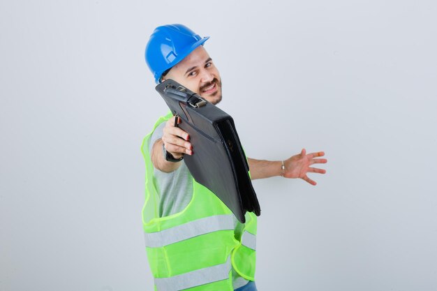 Joven trabajador de la construcción con un casco de seguridad