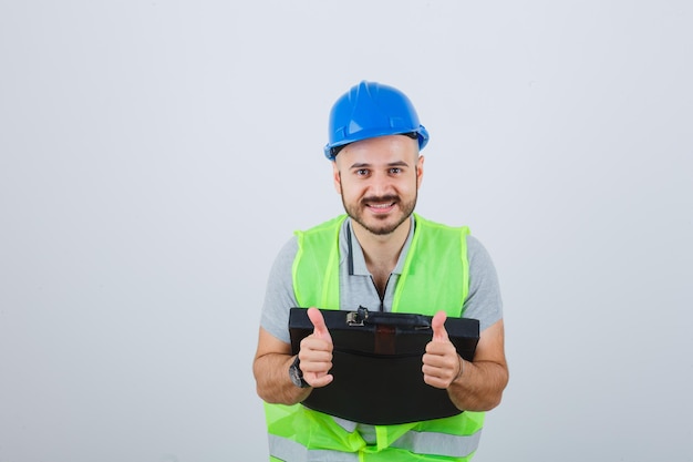 Joven trabajador de la construcción con un casco de seguridad