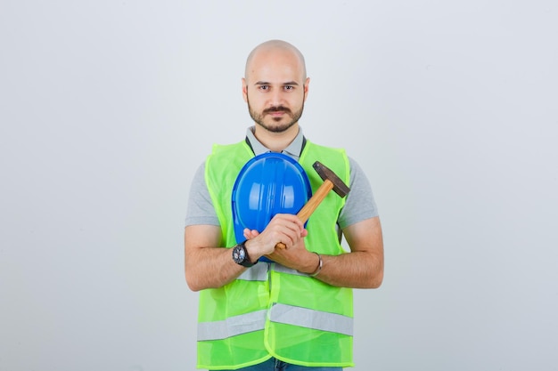 Joven trabajador de la construcción con un casco de seguridad