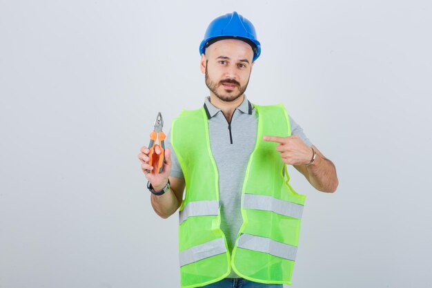 Joven trabajador de la construcción con un casco de seguridad