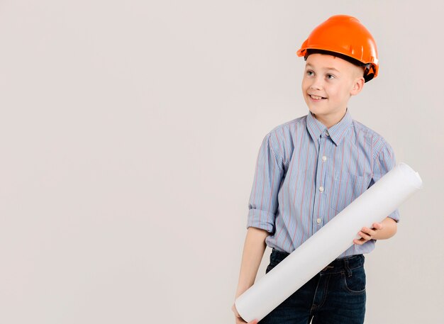 Joven trabajador de la construcción copia espacio