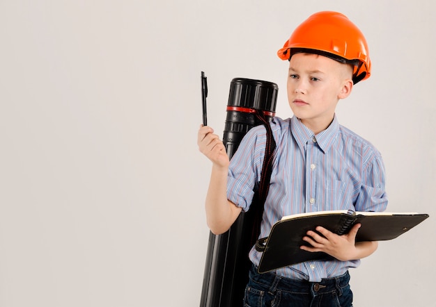 Foto gratuita joven trabajador de la construcción pensando