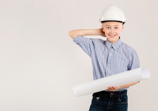 Joven trabajador de la construcción posando