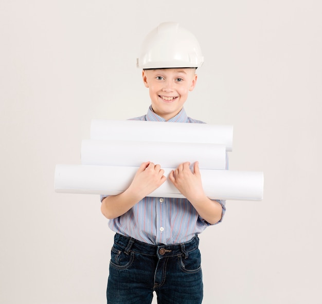 Joven trabajador de la construcción con proyectos