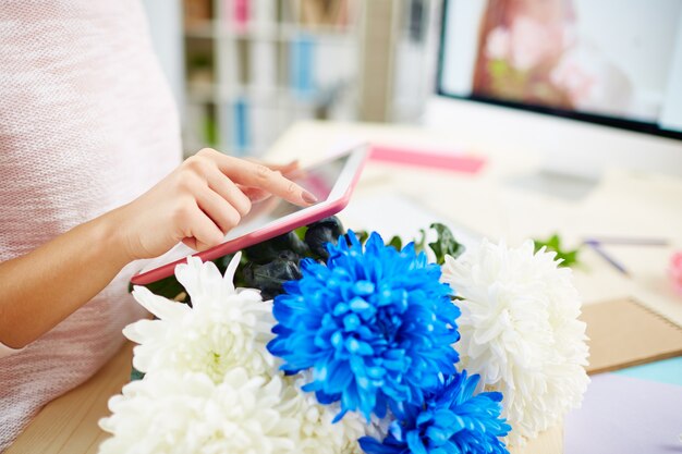 Joven trabajador en estudio de diseño floral