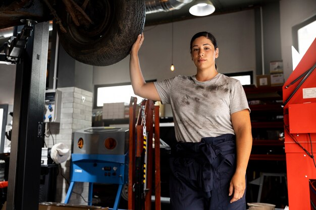 Joven trabajador en un taller de automóviles