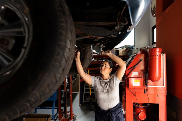 Joven trabajador en un taller de automóviles