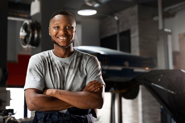 Foto gratuita joven trabajador en un taller de automóviles