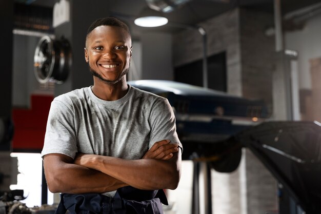 Joven trabajador en un taller de automóviles