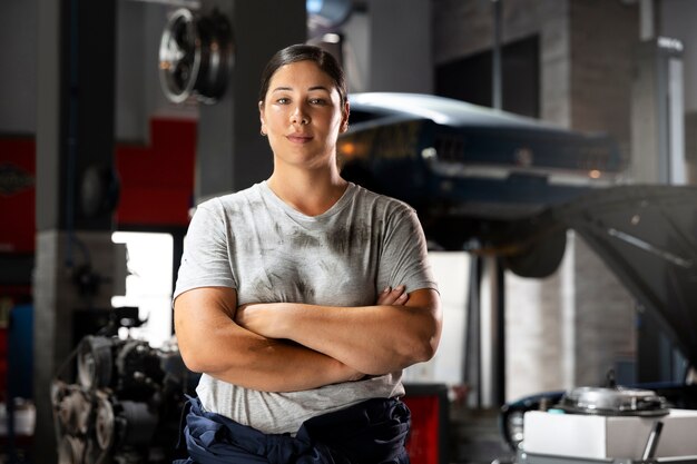 Joven trabajador en un taller de automóviles