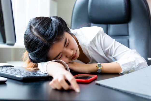 Joven trabajadora cansada de trabajar