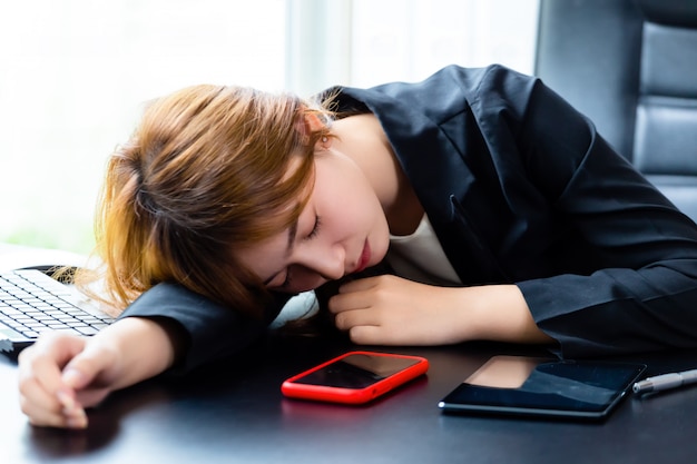 Foto gratuita joven trabajadora cansada de trabajar