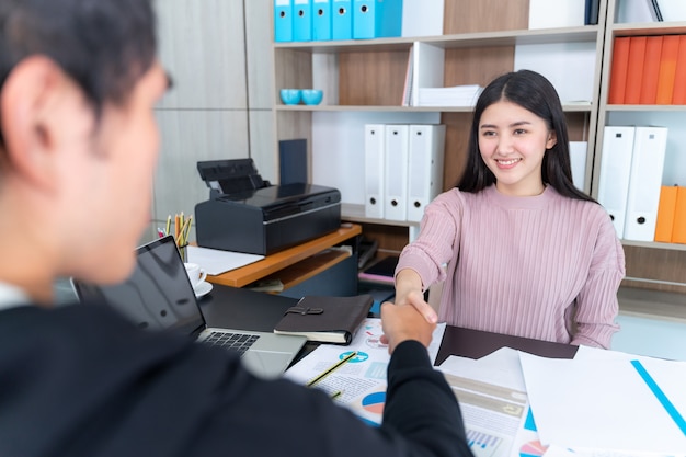 Joven trabajadora comprobar manos con empresario