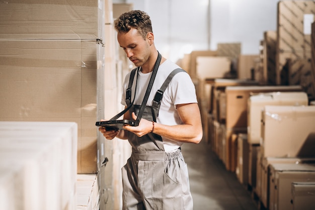 Foto gratuita joven trabajando en un almacén con cajas