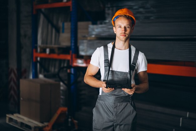 Joven trabajando en un almacén con cajas