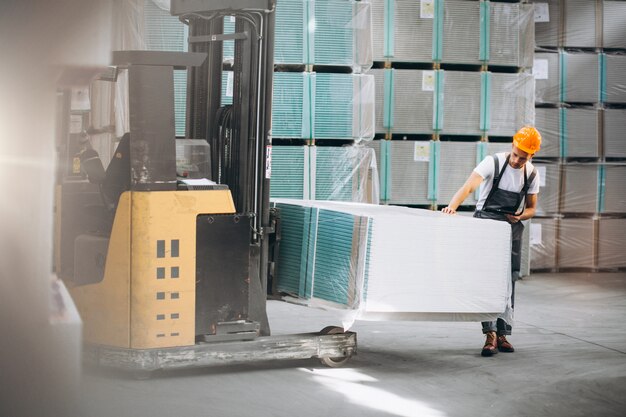 Joven trabajando en un almacén con cajas