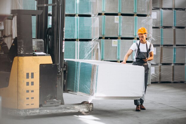 Joven trabajando en un almacén con cajas