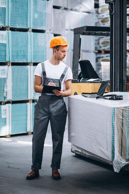 Foto gratuita joven trabajando en un almacén con cajas