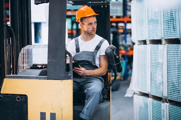 Foto gratuita joven trabajando en un almacén con cajas