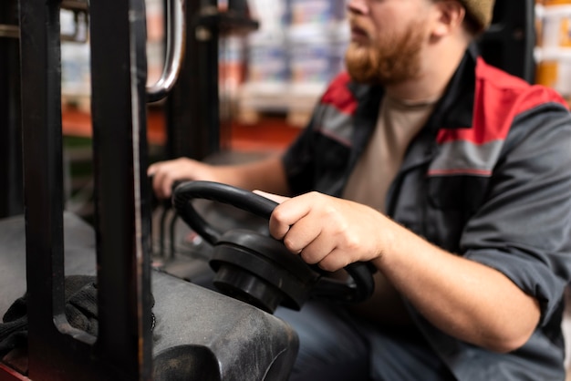 Joven trabajando en un almacén