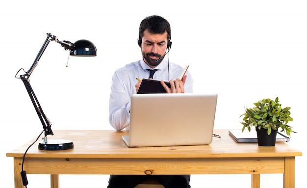 Joven, trabajando, auricular, lectura, libro