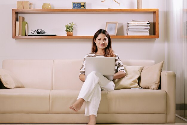 Joven trabajando desde casa