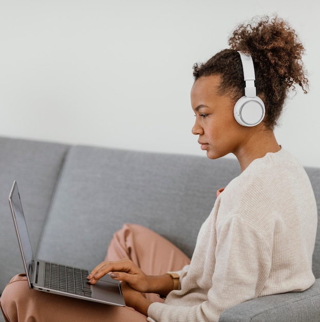 Foto gratuita joven trabajando desde casa