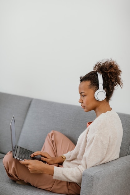 Foto gratuita joven trabajando desde casa