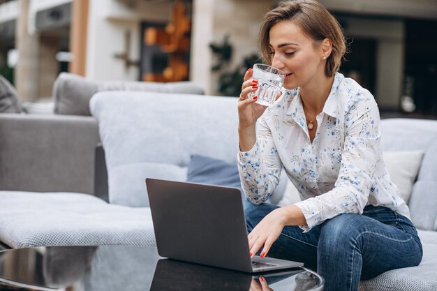 Joven trabajando en una computadora en casa