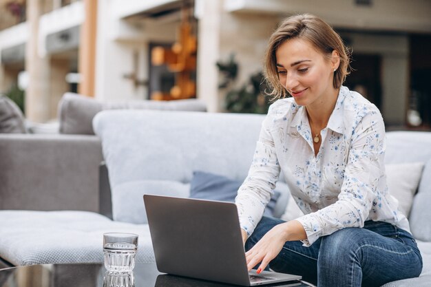 Joven trabajando en una computadora en casa