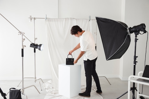 Foto gratuita joven trabajando en su estudio de fotografía