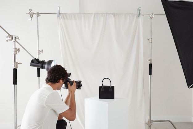 Joven trabajando en su estudio de fotografía