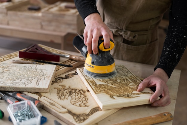 Joven trabajando en un taller de grabado en madera