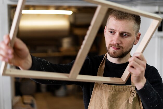 Joven trabajando en un taller de grabado en madera