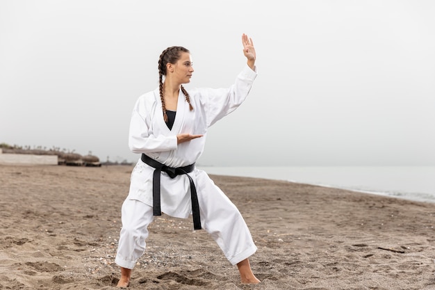 joven en traje de karate ejercicio