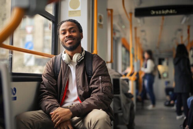 joven en un tranvía