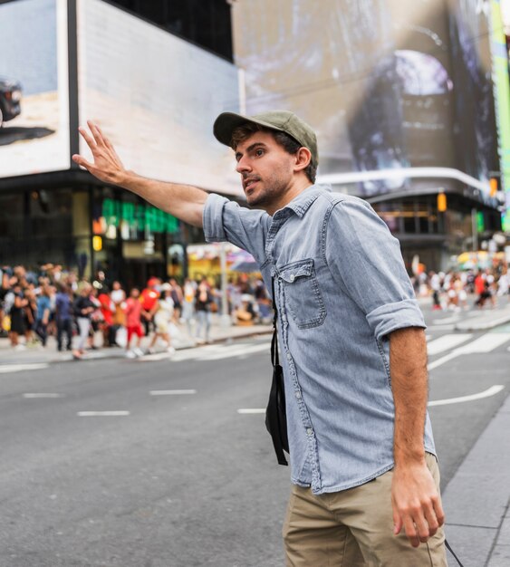 Joven tratando de detener el taxi