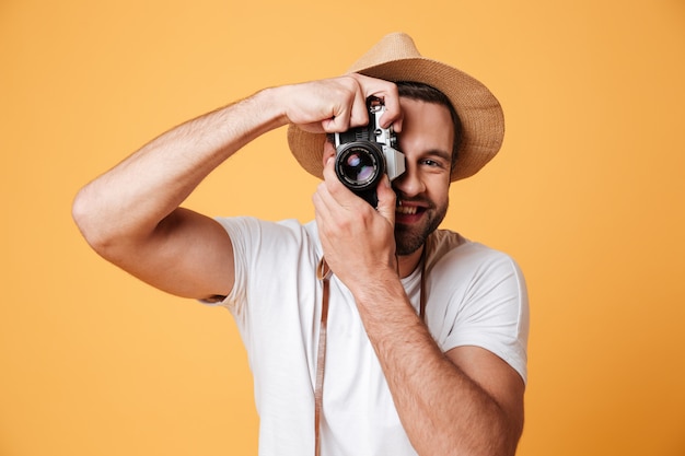 Joven tratando de tomar una foto