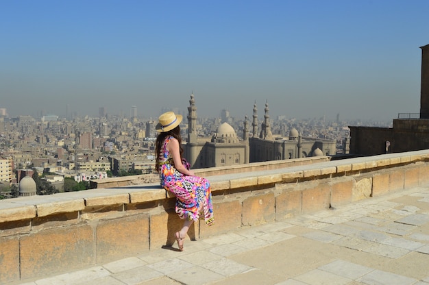 Joven turista disfrutando de la hermosa vista de la antigua ciudadela de El-Khalifa Egipto